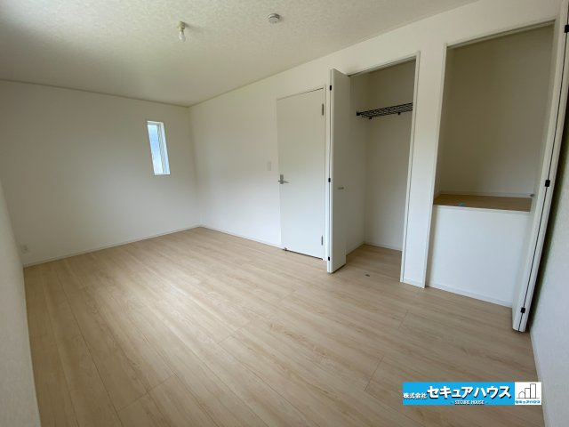 【今からご案内可能】東海市名和町　全2棟の洋室|【洋室】
◆広々とした居住空間は日々の暮らしを彩り、心のやすらぎと満足感を与えてくれます。通風と採光を考慮した設計は子供たちはのびのび育ち、家族でくつろぎと団らんを生み出します。