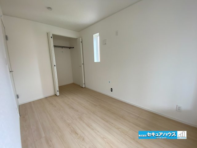 【今からご案内可能】東海市名和町　全2棟の洋室|【洋室】
◆家族一人ひとりの大切なプライベート空間。趣味に合わせて使って頂けるようシンプルに仕上げてあります。暮らし心地を大きく左右する収納を、適材適所に配置し使い勝手を考慮しました。　