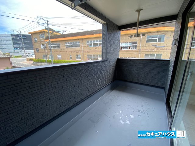 【今からご案内可能】東海市名和町　全2棟のバルコニー|【バルコニー】
◆見晴らしもよく、太陽の温かな温もりをめいっぱい受け止めてくれます。
太陽の光と爽やかな風を受けたお洗濯物はあっという間に乾き、取りこむ時には太陽の匂いを感じられそうですね。　