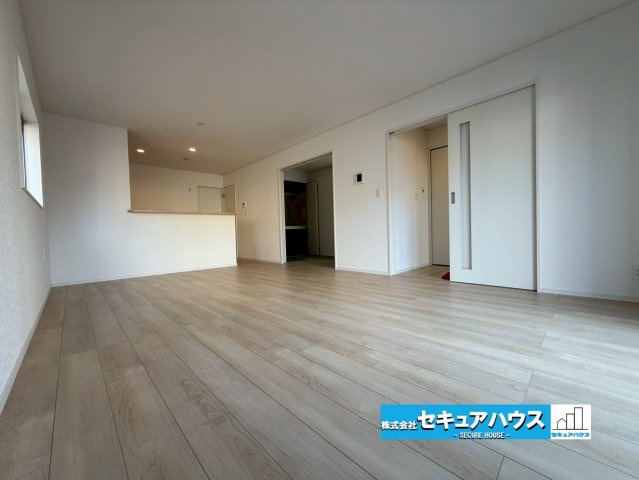 【同施工物件ご案内可能】東海市名和町　全2棟の居間・リビング|【LDKイメージ】
◆家族揃ってリビングで過ごすお休みの日が、楽しみになる場所となることでしょう。
対面式のオープンキッチンは、家事をしながら家族の様子が一目でわかる安心＆便利設備♪