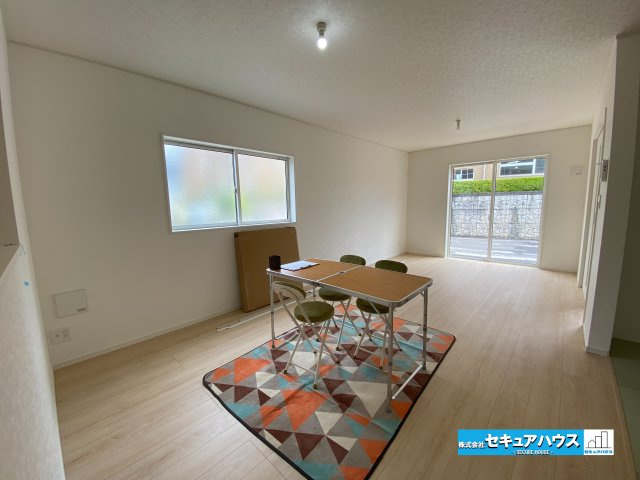 【今からご案内可能】東海市名和町　全2棟の居間・リビング|【LDK】
◆家族揃ってリビングで過ごすお休みの日が、楽しみになる場所となることでしょう。
対面式のオープンキッチンは、家事をしながら家族の様子が一目でわかる安心＆便利設備♪