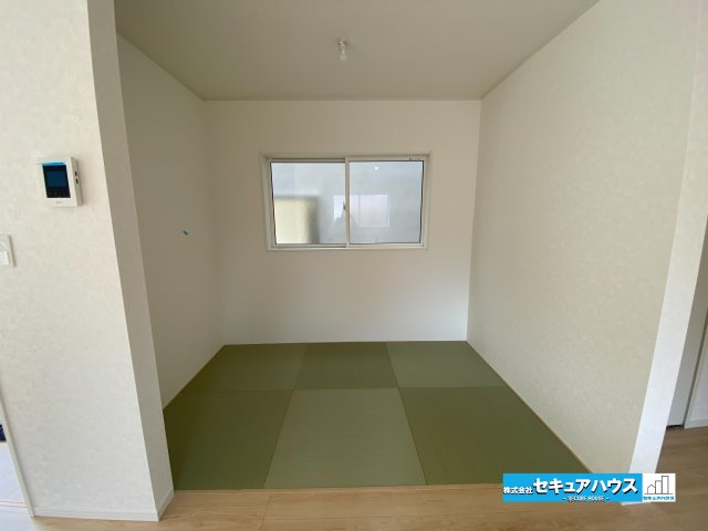 【今からご案内可能】東海市名和町　全2棟の和室|【1階和室】
◆リビング横の和室は、お子さんの遊び場やお昼寝スペースに最適です。
キッチンから目が届くため、家事をしながらでも安心です♪
