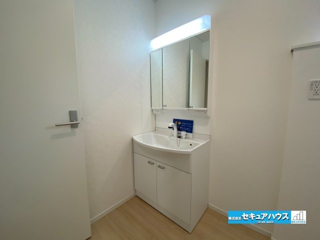 【今からご案内可能】東海市名和町　全2棟の独立洗面台|【洗面台】
◆鏡の裏にはたっぷりと収納スペースを標準装備！
◆電源を付属しているのでドライヤーなど利用できます。