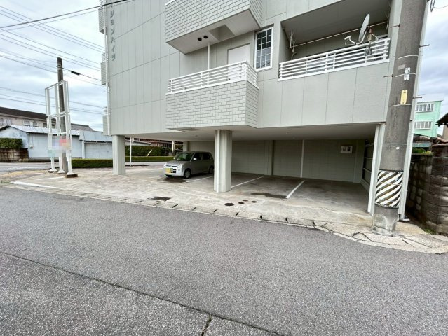 ステーションハイツの駐車場