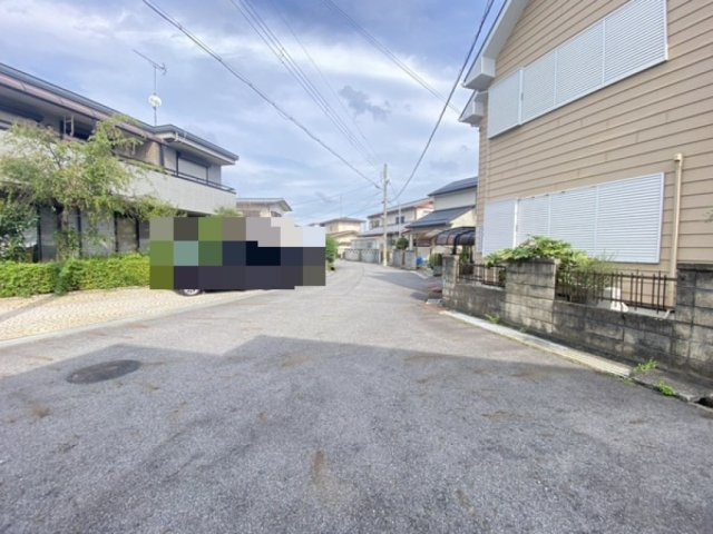 リナージュ野洲市近江富士３丁目　第2期　2号棟の前面道路含む現地写真