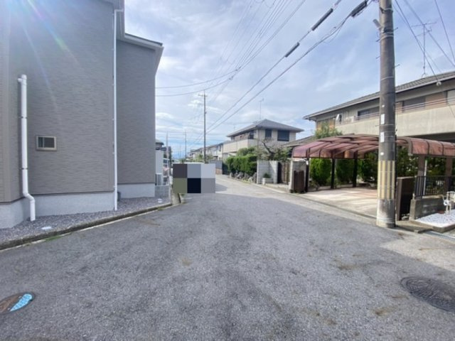 リナージュ野洲市近江富士３丁目　第2期　2号棟の前面道路含む現地写真