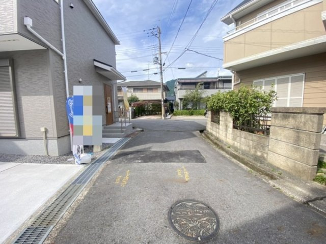 リナージュ野洲市近江富士３丁目　第2期　2号棟の前面道路含む現地写真