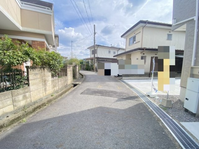 リナージュ野洲市近江富士３丁目　第2期　2号棟の前面道路含む現地写真