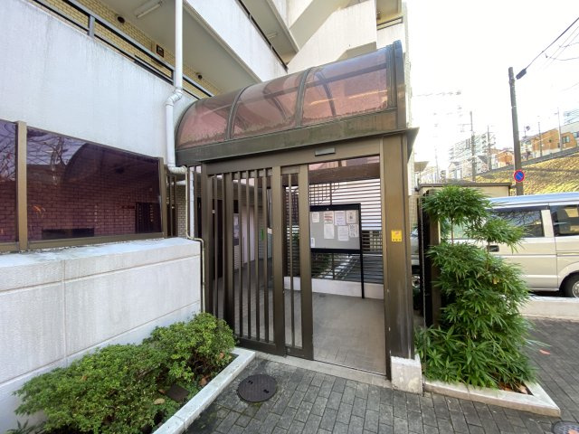 パレドール石川台のエントランス