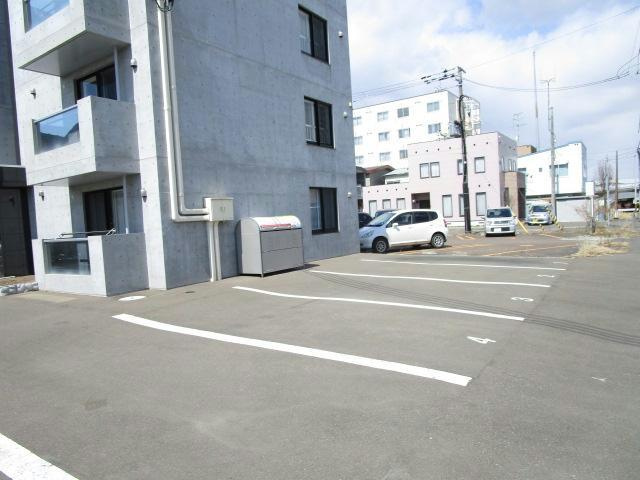カルテットの駐車場