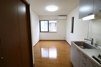 【居間・リビング】 | アリス広尾 | こちらのリビングで趣味の時間をお楽しみください