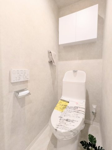 コスモプレイス亀戸のトイレ|～吊戸棚付きのトイレ写真～