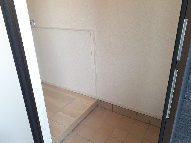 アスセーナ　並木の玄関