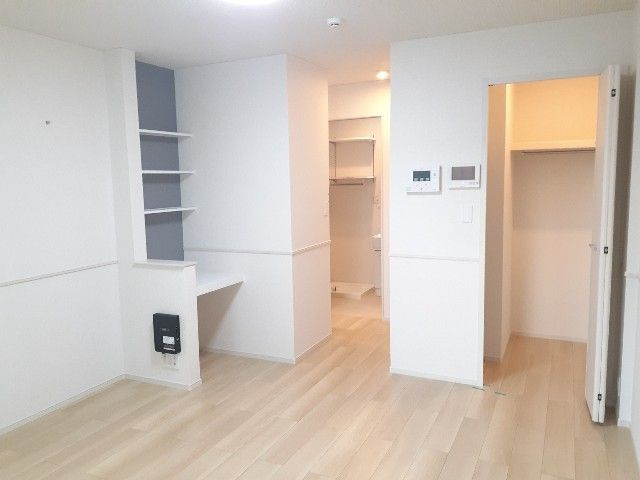 アスセーナ　並木の洋室