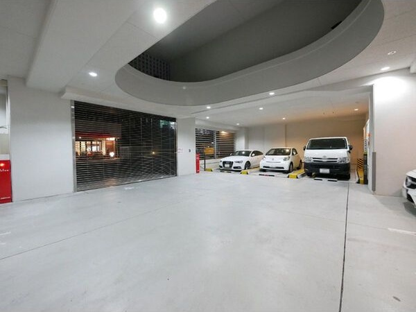 エルミタージュ新栄の駐車場
