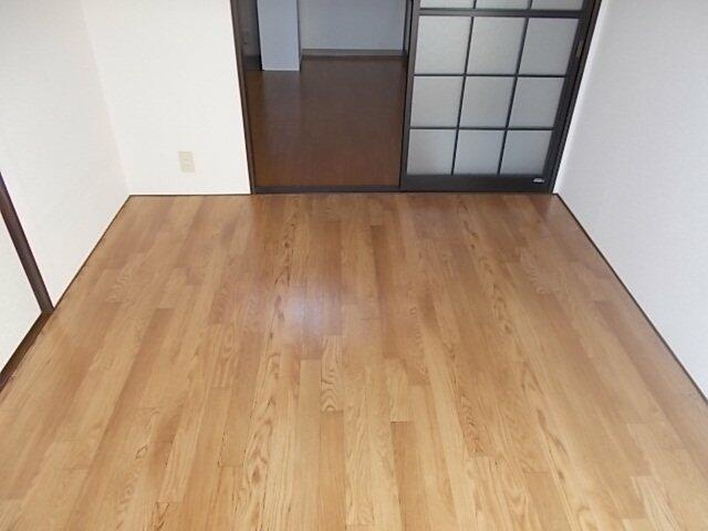 中佐津間ハイツの洋室