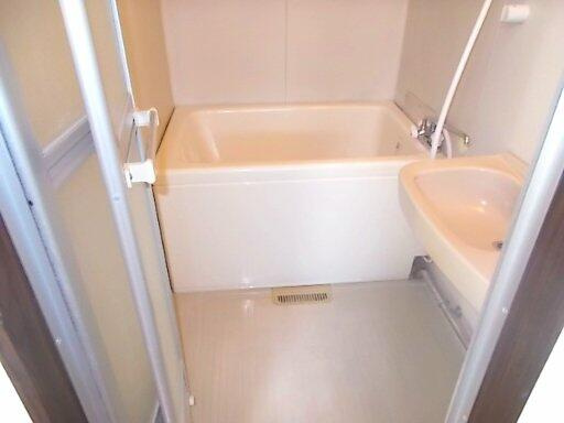 中佐津間ハイツの浴室