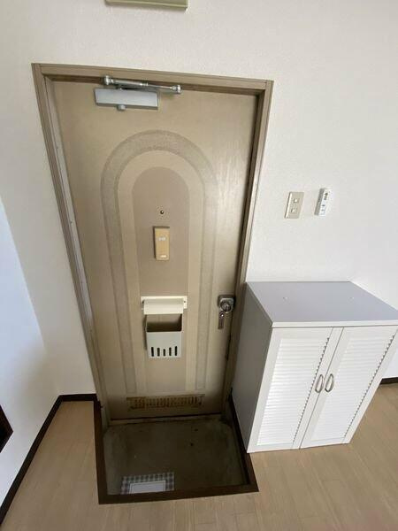 中佐津間ハイツの玄関|※写真は別室です