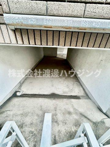 稲葉荘二丁目一戸建の駐車場|高さ1500。