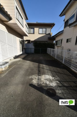 西村貸住宅の駐車場