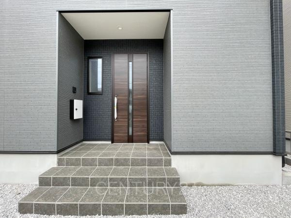 KIP伊勢崎市 今泉町1期2号棟の玄関|郵便物を守る鍵付きポストです。
インターホンは録画機能付きで防犯面に優れます。