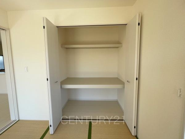 伊勢崎市境保泉中古の収納|布団も収納し易い仕切り棚付きです。