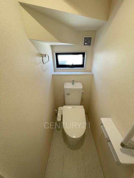 伊勢崎市境保泉中古のトイレ|１階トレイです。
温水シャワー洗浄機能付きです。
手摺り付きです。