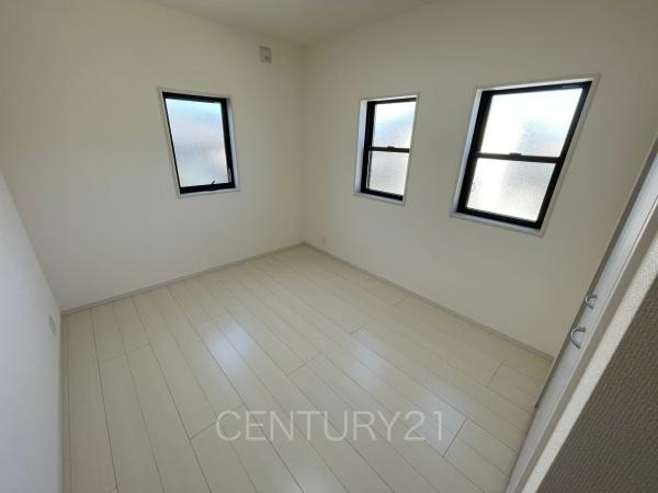 伊勢崎市境保泉中古の子供部屋|２面採光の明るい洋室です。