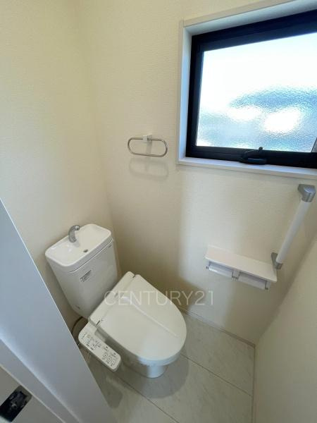 伊勢崎市境保泉中古のトイレ|２階トイレです。
温水シャワー洗浄機能付き。
手摺り付きです。