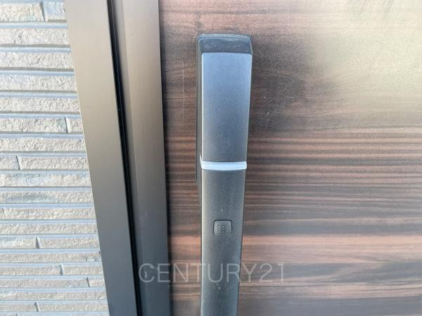 伊勢崎市境保泉中古の玄関|スマートキー付き玄関ドア