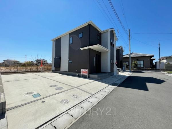 伊勢崎市境保泉中古の前面道路含む現地写真|並列駐車可能な駐車場スペースです。