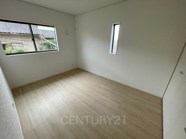前橋市粕川町新屋第１２号棟の子供部屋|２面採光の明るい洋室です。