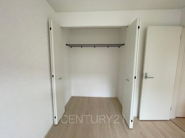 前橋市粕川町新屋第１２号棟の収納|ハンガーパイプ付きクローゼットです。