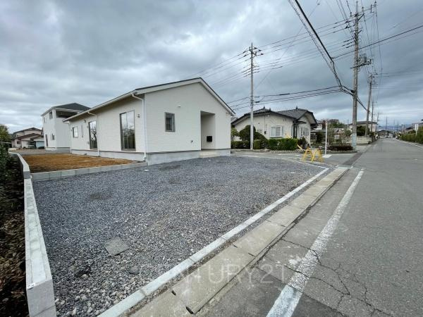 前橋市粕川町新屋第１２号棟の前面道路含む現地写真|並列駐車可能な駐車場スペースです。