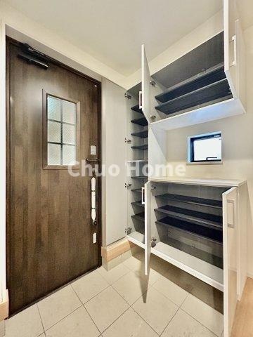 江戸川区大杉2丁目新築分譲住宅の玄関|【玄関】玄関には大型のシューズクローゼットを設置しておりますのでいつでもスッキリりとした空間を保てます。玄関周りを清潔に使うのはとても大事なことですよね。