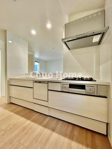 江戸川区大杉2丁目新築分譲住宅のキッチン|ワイドで収納豊富なシステムキッチン