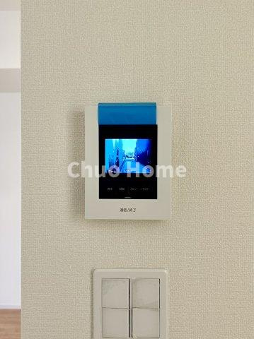 江戸川区大杉2丁目新築分譲住宅のセキュリティ|【モニターホン】誰が来たかすぐにわかるカラーモニター付きインターホン。通話ボタンを押すまでは室内の音は漏れていませんので相手を確かめてから応対できます。