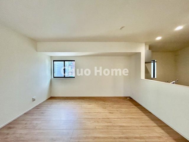 江戸川区大杉2丁目新築分譲住宅のキッチン|視界に広がりを生むオープンなキッチン。料理や片付けをしながら、家族との会話を楽しんだり、リビングで遊ぶ子どもを見守れます。ご見学時には家具の配置などもイメージしながらぜひご覧になって見て下さい。