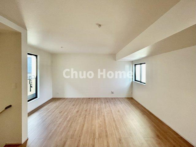 江戸川区大杉2丁目新築分譲住宅の居間・リビング|【リビングダイニング】一日の中で多くの時間を過すことになるリビングダイニングだからこそ、いつも穏やかな空間であることが必然。爽やかな通風と採光を存分に感じる事が出来る空間です。