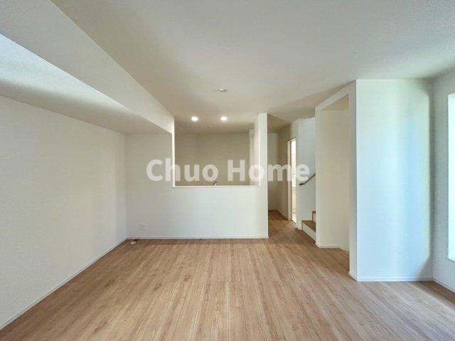 江戸川区大杉2丁目新築分譲住宅のダイニング|【ダイニング】忙しい朝でも、しっかり家族が揃って食事をして頂けるゆとりある大きさのダイニングスペース。奥様が作る手料理をカウンター越しに受けとって頂き、テーブルで囲む素敵な時間を存分に愉しんで下さい。