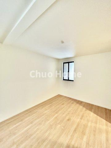 江戸川区大杉2丁目新築分譲住宅の寝室|【寝室】心と体をゆったりと安らげる主寝室。寝室のゆとりが大きい分だけ、暮らしの安らぎは深まります。一日の疲れを癒すだけでなく、ご夫婦の親密な語らいを紡ぎ出します