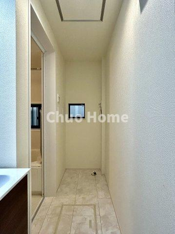 江戸川区大杉2丁目新築分譲住宅のランドリースペース|【ランドリースペース】担当者がスケールを持ち歩いておりますので、ご見学時には現在お使いの洗濯機などがきちんと収まるかなどもチェックして下さい。見学前に測っておくと非常に便利だと思います。