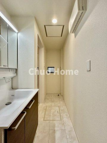 江戸川区大杉2丁目新築分譲住宅の脱衣所|【洗面所】明るい洗面所は朝をすっきりさせてくれる空間です。バタバタしている忙しい朝でも収納が多い洗面台では短い時間で効率良く支度ができます。