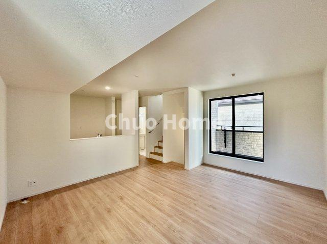 江戸川区大杉2丁目新築分譲住宅の居間・リビング|【居間・リビング】「ＬＤＫは家族団らんをデザイン」広いＬＤＫでは家族が集まり一緒の時間を過ごせる工夫がされております。何気ない一日の当たり前のひとコマがいつか一生の宝物になります