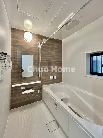 江戸川区大杉2丁目新築分譲住宅の浴室|【バスルーム】暖房換気乾燥機付きシステムバスルーム。暖房・冷風・換気・乾燥など、毎日を快適に過ごせるうれしい機能が揃っています。雨の日の洗濯物も安心です。