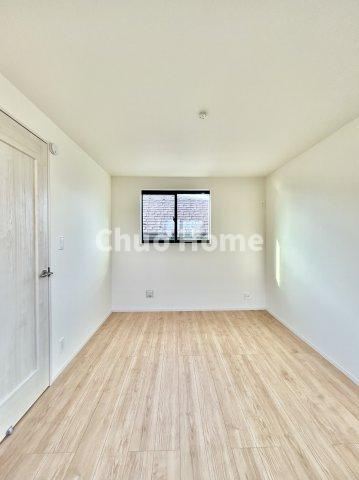 江戸川区大杉2丁目新築分譲住宅の洋室|【洋室】快適に過ごす条件は、一人ひとり違います。だからこそ飾り過ぎないシンプルな内装と偏り過ぎないデザインで統一しております。居住していく中でオーナー様だけの【マイホーム】に創り上げて下さい