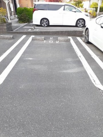 フォレストヒルズ２号館の駐車場