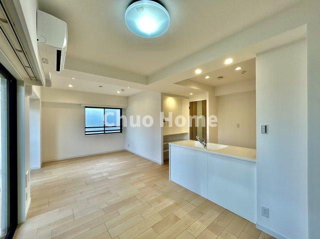 アルシオン北綾瀬のキッチン|視界に広がりを生むオープンなキッチン。料理や片付けをしながら、家族との会話を楽しんだり、リビングで遊ぶ子どもを見守れます。ご見学時には家具の配置などもイメージしながらぜひご覧になって見て下さい。