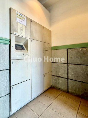 アルシオン北綾瀬の設備|【宅配ボックス】在宅時・不在時に関わらず、居住者の代わりに非対面で宅配物を受け取ってくれる便利な設備です。わかりやすくご説明致しますので見学時にはお部屋だけではなく共用部分もぜひチェックしてください。