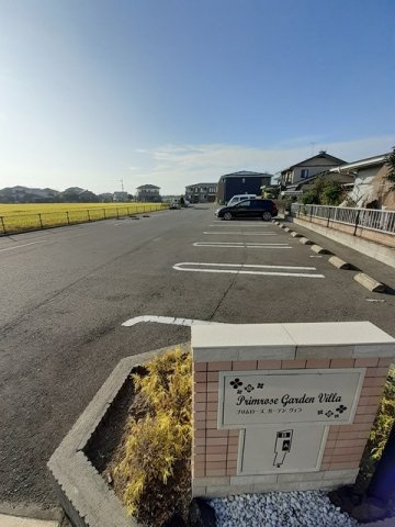プリムローズ　ガーデンヴィラＢの駐車場